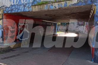 En este lugar, ubicado debajo del puente de la Madre Laura, fue asesinado el habitante de calle. FOTO: CRISTIAN VÁSQUEZ