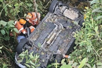 El conductor fue socorrido por las autoridades. /FOTO: CORTESÍA DENUNCIAS ANTIOQUIA