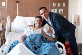 Víctor Velásquez, presidente de Cruz Azul, fue quien reveló la foto del arquero colombiano previo a su cirugía. /FOTO: X @Victor_VelRan