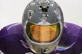 El comité le propuso utilizar una manilla negra y cambiar de casco; el atleta se rehusó. FOTO: X @HERASKEVYCH