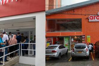 Cadenas de supermercados que cierran. FOTO: EDWIN BUSTAMANTE (D1) Y MANUEL SALDARRIAGA (ARA)