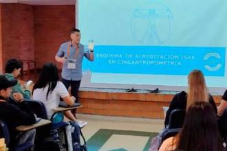 Joel llegó a Colombia y se dedica a enseñar a medir las partes del cuerpo. / FOTO: CORTESÍA