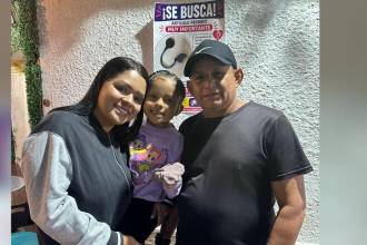 Érika (izq. ) con su hija Victoria y el vecino que les devolvió la esperanza. FOTO: CORTESÍA - CON AUTORIZACIÓN DE LOS PADRES 
