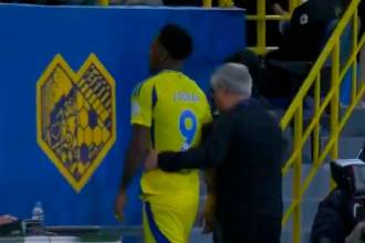 El jugador fue acompañado al camerino por miembros del club. /FOTO: CAPTURA DE PANTALLA