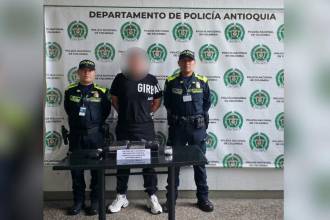 Sujeto capturado en el aeropuerto José María Córdova con 5 kilos de cocaína. /FOTO: DEPARTAMENTO DE POLICÍA ANTIOQUIA 
