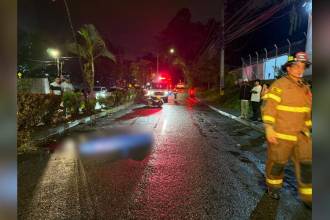 El cuerpo de la víctima quedó tendido en el piso mojado por las fuertes lluvias que se registraron durante la noche del sábado y la madrugada de este domingo. FOTO: CORTESÍA ALCALDÍA DE BELLO