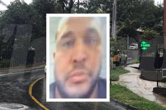 A la derecha el edificio de donde cayó Ender Rojas en Sabaneta, Antioquia. /FOTO: LAURA ROSA JIMÉNEZ Y 24HORAS.CL (FOTO DETALLE)