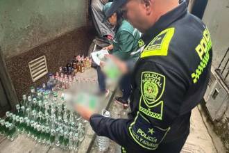 En total, fueron 128 botellas de licor adulterado de distintas marcas las que se hallaron en Caicedo. FOTO: CORTESÍA POLICÍA METROPOLITANA