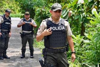 Agentes policiales custodian el área donde se encontraron 8 cabezas humanas en Ecuador. FOTO: GETTY IMAGES