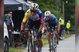 Egan Bernal, ciclista colombiano ganador de la etapa 16 de la Vuelta a España 2025. /FOTO: X @INEOSGRENADIERS
