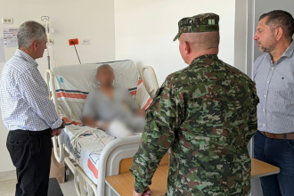 Visita del gobernador de Antioquia, Andés Julián Rendón (Izquierda) a los soldados heridos que se recuperan en la Cuarta Brigada del Ejército Nacional. /FOTO: CORTESÍA GOBERNACIÓN DE ANTIOQUIA