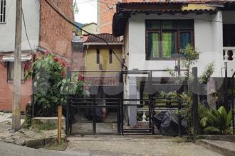 En esta propiedad, ubicada sobre la vía principal del corregimiento San Antonio de Prado, ocurrió la riña que terminó en tragedia. Los vecinos no salen del asombro. FOTO: ANDRÉS GARCÍA HERNÁNDEZ