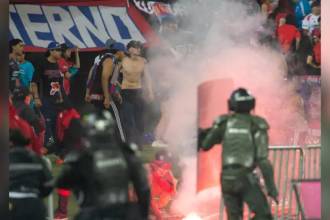 Momento de los disturbios en el Estadio Atanasio Girardot. FOTO: CAMILO SUÁREZ