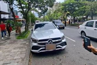 Este es el vehículo que se encontraba mal parqueado en la avenida 33. FOTO: ALCALDÍA DE MEDELLÍN 