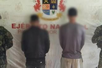 Estos son los dos sujetos que se entregaron voluntariamente ante el Ejército. FOTO: CORTESÍA EJÉRCITO NACIONAL