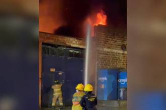 Se requirieron cinco máquinas extintoras y un carrotanque para apagar el fuego. FOTO: CAPTURA DE VIDEO INSTAGRAM @BOMBEROSDEITAGÜÍ