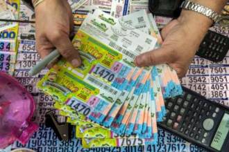 Venta de lotería en el centro de Medellín. FOTO: CAMILO SUÁREZ
