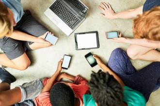 Francia prohibirá el uso de redes sociales a los menores de 15 años