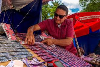 Venta de loterías en Medellín. FOTO: CAMILO SUÁREZ