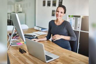 Tras el regreso al trabajo, la madre lactante tiene derecho a dos descansos diarios de 30 minutos cada uno para amamantar a su hijo, hasta que cumpla 6 meses. / FOTO: CANVA