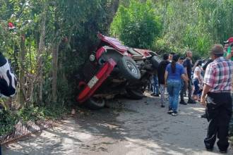 Momento en que las autoridades atendían el accidente. FOTO: CORTESÍA DENUNCIAS ANTIOQUIA