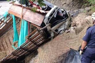 Camión se fue por un abismo y terminó en el río Cauca. FOTO: REDES SOCIALES