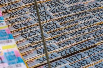 Miles de billetes de lotería se comercializan a diario en las calles de Medallo. FOTO: CAMILO SUÁREZ