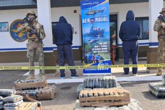 Dos colombianos capturados en la incautación de casi dos toneladas de droga en Panamá. FOTO: @AERONAVALPANAMA