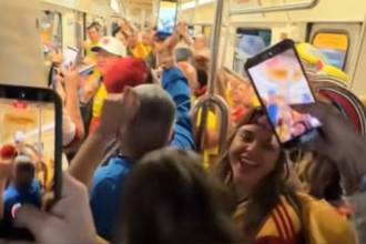 Con las palmas y a coro, un grupo de colombianos celebró durante su desplazamiento en el metro de México. FOTO: CAPTURA DE VIDEO YOUTUBE VALLENATOS Y MÁS NÁ