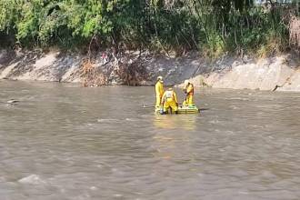 Foto recuperación de un cuerpo sin vida en el río Medellín. /FOTO: ANDRÉS GARCÍA