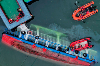 Así quedó uno de los botes accidentados. /FOTO: X @AP_Noticias