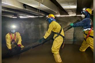 Cuadrillas de Medio Ambiente realizan limpieza de quebradas, box culvert y sumideros tapados para evitar nuevas inundaciones. FOTO: ALCALDÍA DE MEDELLÍN