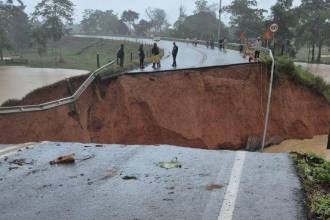 Este es el puente que comunica al Urabá con el departamento de Córdoba. Así se veía desde el 3 de febrero que los aguaceros lo tumbaron. FOTO: X JULIÁN VÁSQUEZ