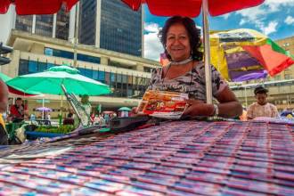 Venta de loterías en el centro de Medellín. FOTO: CAMILO SUÁREZ