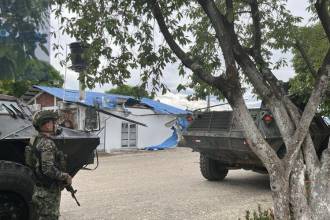 Mientras investigan el atentado, las autoridades reforzaron su presencia en la zona. FOTO: X @EJERCITO_DIV2