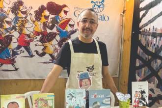 Las imágenes son las protagonistas en los libros que produce Enrique Lara en la Editorial Gato Malo. Tiene varios propios, pero también de otros autores. FOTOS: JAIDER ESCOBAR BUITRAGO
