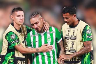 De izquierda a derecha: James Rodríguez, Cristian ‘Chicho’ Arango y César Haydar tras la lesión de Arango frente a Millonarios. FOTO: MANUEL SALDARRIAGA