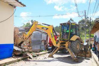 Derribaron 3 inmuebles en Abejorral. / FOTO: GOBERNACIÓN DE ANTIOQUIA 