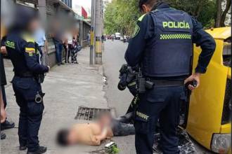 El sujeto perdió el control del taxi y se volcó al resultar herido de bala en la reacción policial. FOTO: ALCALDÍA DE RIONEGRO