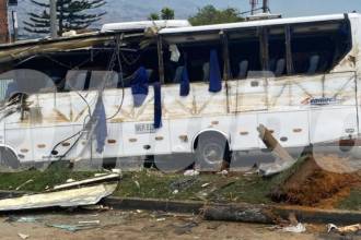 Así quedó el bus tras volcarse sobre el separador. FOTO: ALEJANDRO ZAPATA