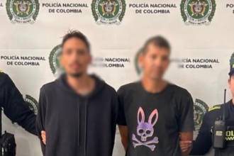 Los dos sujetos tras ser capturados por la Policía. FOTO: CORTESÍA ALCALDÍA DE BELLO