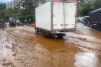 Vías del municipio de Bello estuvieron encharcadas y llenas de lodo esta tarde. FOTO: ALCALDÍA DE BELLO