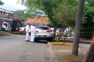 Investigadores del CTI de la Fiscalía llegaron hasta el lugar para realizar en análisis del vehículo involucrado. FOTO: CORTESÍA