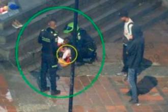 La madre y el pequeño fueron trasladados al hospital. /FOTO: ALCALDÍA DE MEDELLÍN.