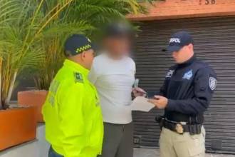 Ismael Abdiel González Pomares cuando fue interceptado por funcionarios de la Policía e Interpol en Laureles para hacer efectiva su retención. FOTO: POLICÍA NACIONAL