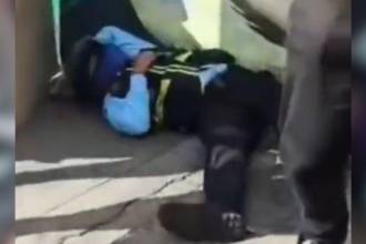 Varias personas socorrieron al agente de tránsito. FOTO: CAPTURA DE VIDEO ITAGÜÍ HOY