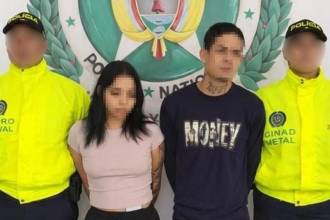 Esta es la pareja que las autoridades capturaron por el presunto caso de maltrato a niño de 2 años. FOTO: POLICÍA METROPOLITANA