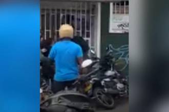 El hombre tuvo que ser trasladado a un centro hospitalario. FOTO: TELEMEDELLÍN