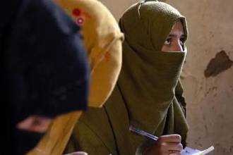 Trabajar sin permiso o estar en casa de sus familias sin autorización del esposo serían comportamientos punibles. FOTO: ONU MUJERES