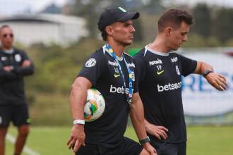 Lucas González (izq.) buscará, desde hoy, sumar resultados con Nacional. FOTO: MANUEL SALDARRIAGA